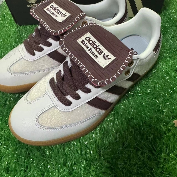 Adidas women's sports shoes - Picture 3 of 6